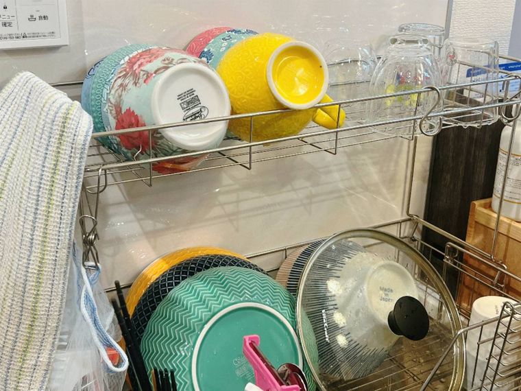 水切りカゴにコストコの食器を並べている