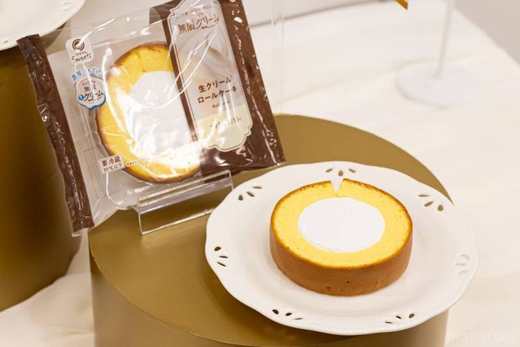ファミリマート生クリームロールケーキ