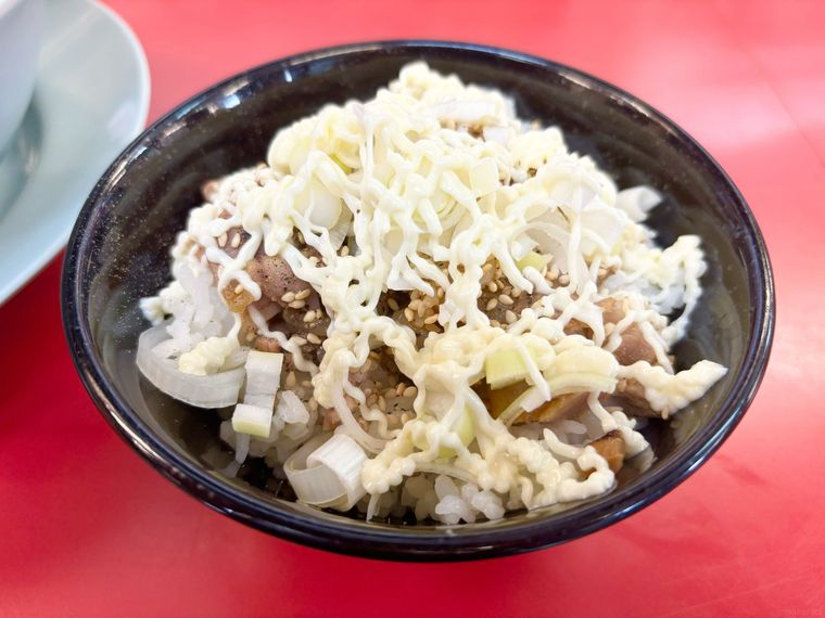 山岡家のサイドメニューであるネギマヨチャーシュー丼