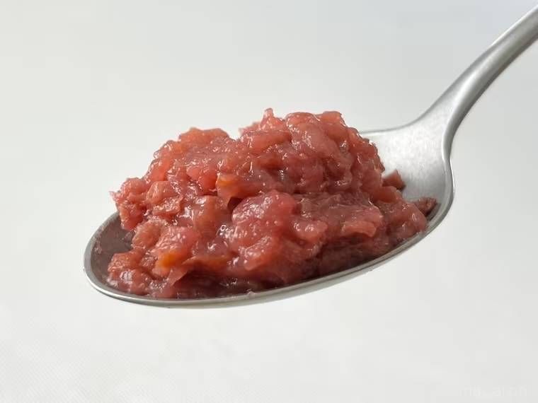 梅肉をスプーンにのせた様子