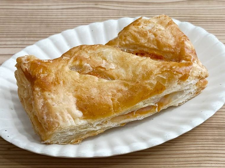 ミスタードーナツのサクッと香る 煮込みトマチキパイを皿に盛った様子