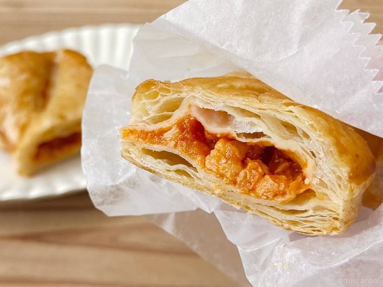 ミスタードーナツのサクッと香る 煮込みトマチキパイを手で持っている様子