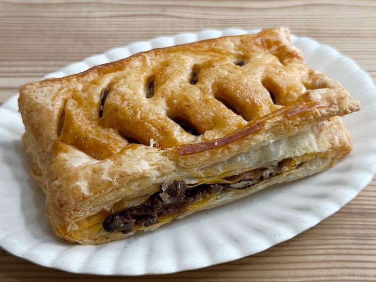ミスタードーナツのサクッと濃厚 ビーフシチューパイを皿に盛った様子