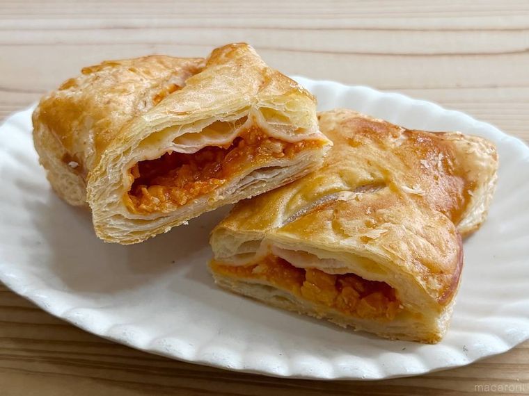 ミスタードーナツのサクッと香る 煮込みトマチキパイを半分にカットした様子