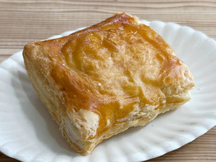 ミスタードーナツのサクッとまろやか 鮭ポテクリームシチューパイを皿に盛った様子