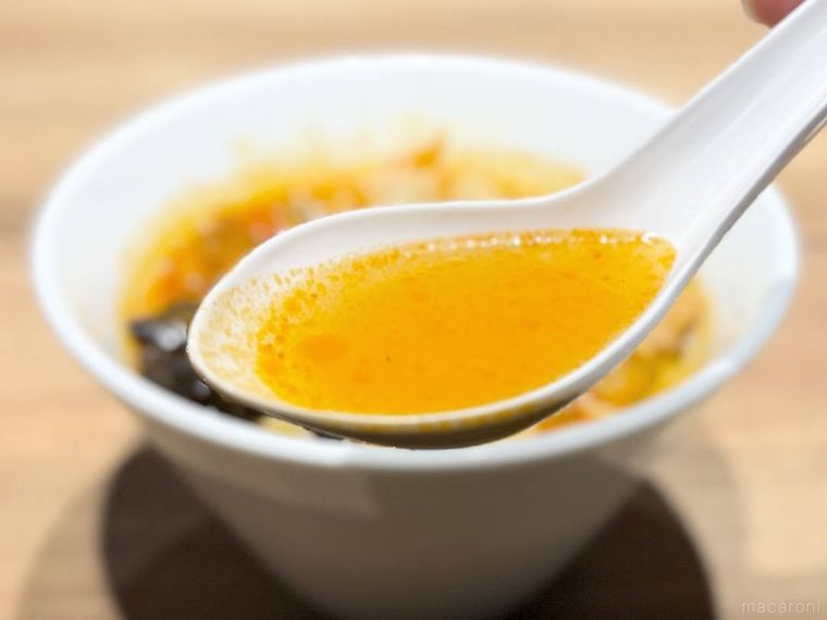 四川風 辛辛やみつき麻辣麺のスープをレンゲですくった様子