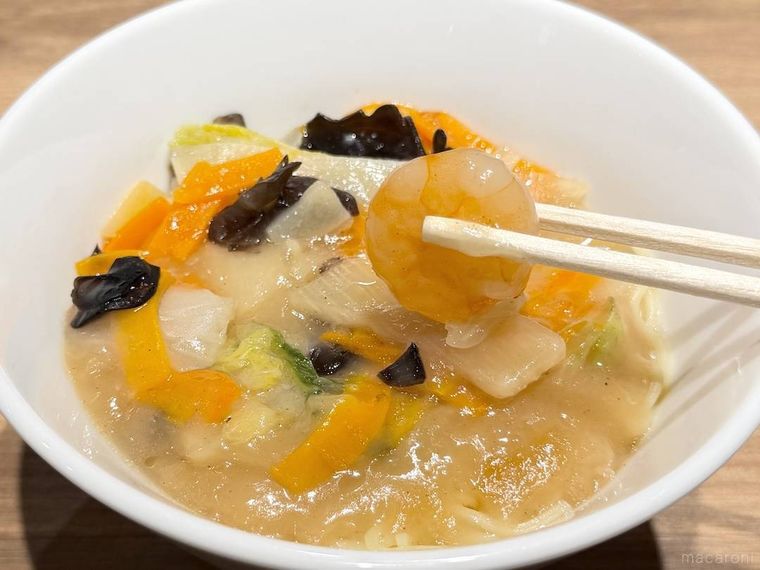 広東風 とろとろ五目あんかけ麺の海老を箸で持ち上げた様子