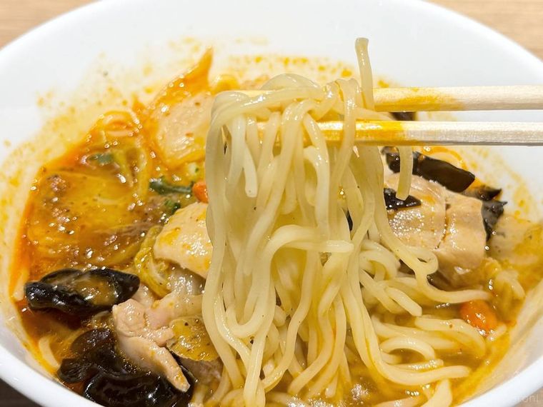 四川風 辛辛やみつき麻辣麺の麺を箸で持ち上げた様子