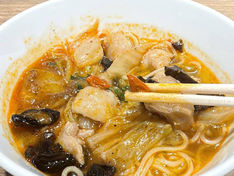 四川風 辛辛やみつき麻辣麺のクコの実を箸でつまんだ様子