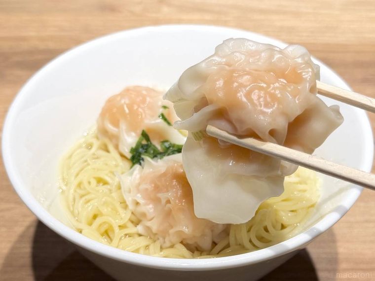 香港風 ぷりぷり海老ワンタン麺の海老ワンタンを箸で持ち上げた様子