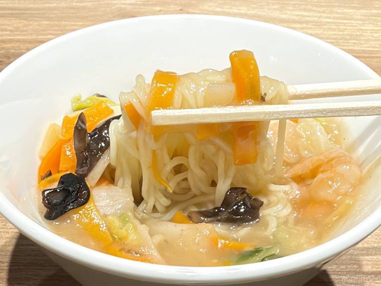 広東風 とろとろ五目あんかけ麺の麺を箸で持ち上げた様子