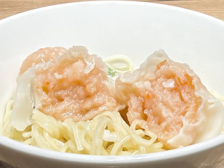 香港風 ぷりぷり海老ワンタン麺の海老ワンタンを半分に割った様子