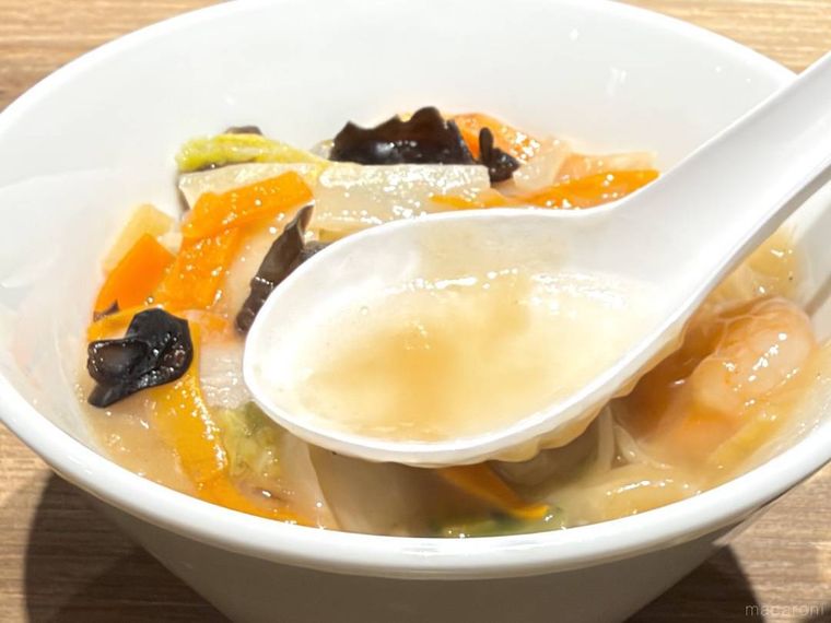 広東風 とろとろ五目あんかけ麺のスープをレンゲですくった様子