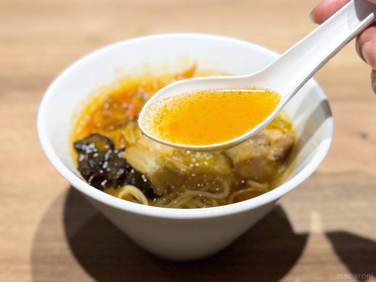 四川風 辛辛やみつき麻辣麺のスープをレンゲですくった様子