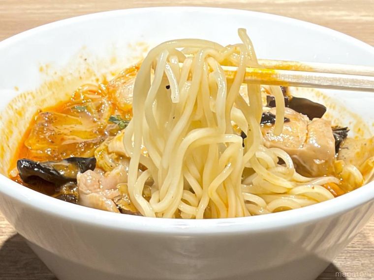 四川風 辛辛やみつき麻辣麺の麺を箸で持ち上げた様子