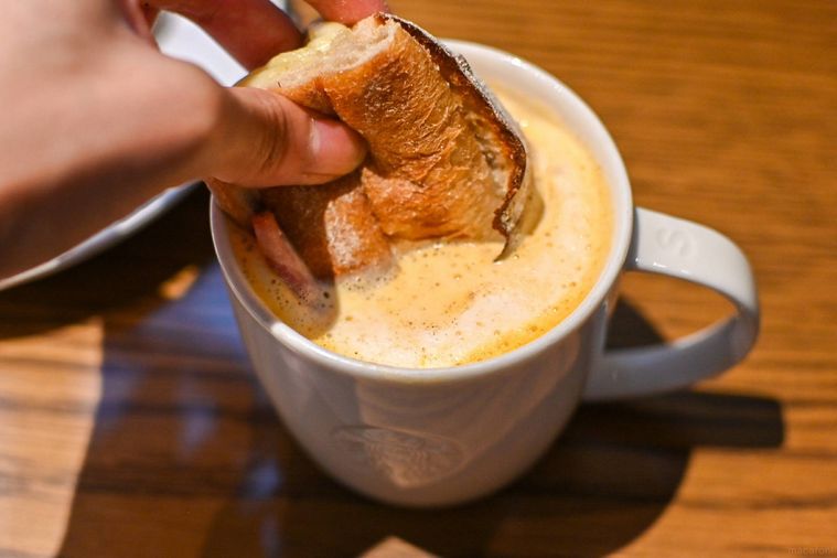 スープにパンをつけているところ