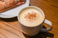 スタバ新作パンプキン スープチーノが誕生。ふわ泡とかぼちゃの甘みで秋のご自愛時間
