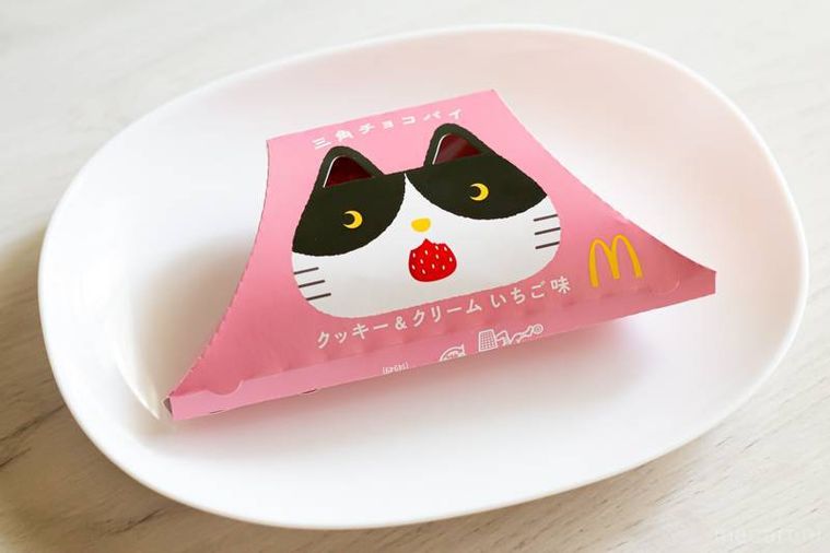 マクドナルド三角チョコパイ クッキークリーム いちご味のパッケージ