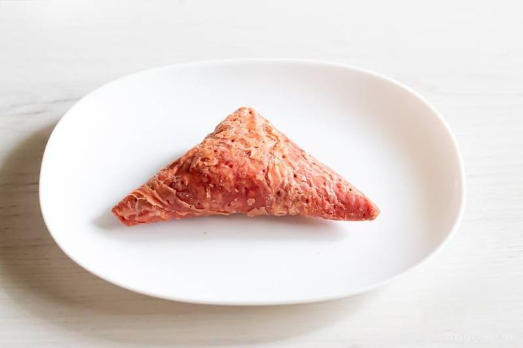 白いお皿にのせたマクドナルド三角チョコパイ クッキークリーム いちご味