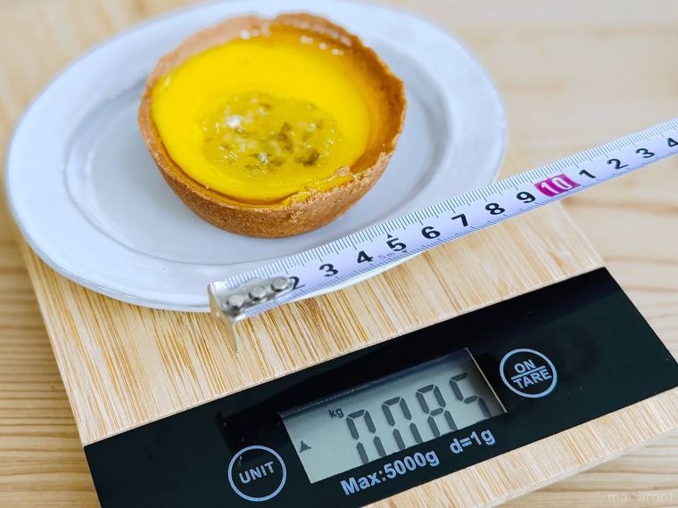 レモンタルトピクルス風味の大きさと重さを測定している様子