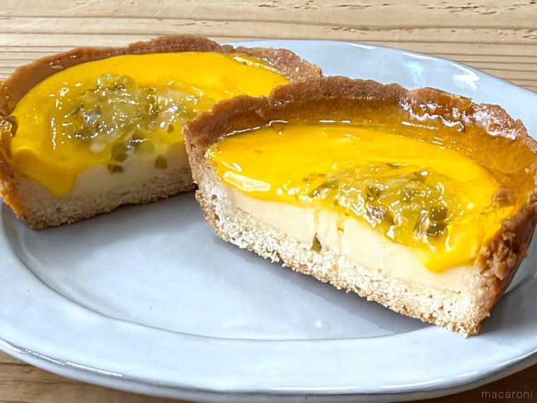ローソンのレモンタルトピクルス風味を半分にカットした様子