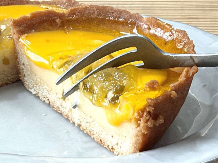 レモンタルトピクルス風味をフォークでカットしている様子