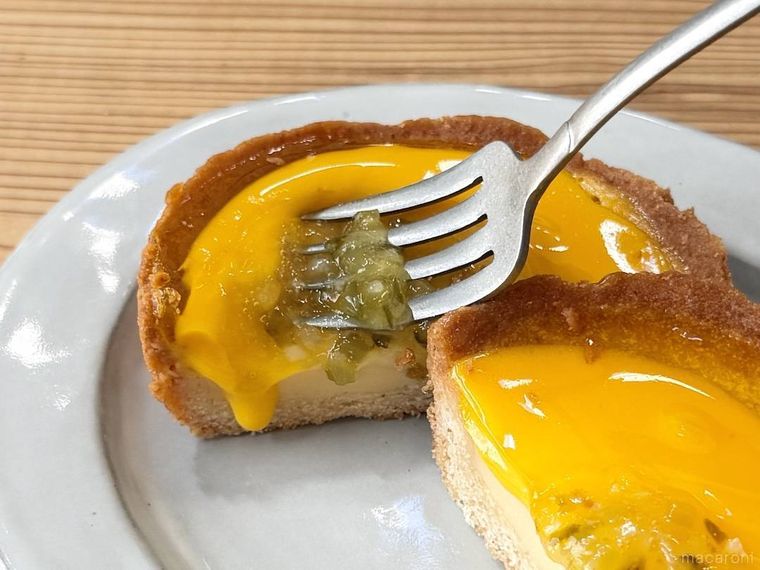 レモンタルトピクルス風味のピクルス部分をフォークですくっている様子