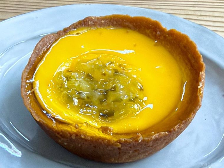 ローソンのレモンタルトピクルス風味を皿に盛り付けた様子