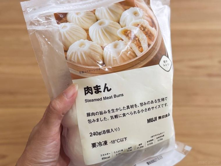 無印良品の肉まんを手で持っている様子