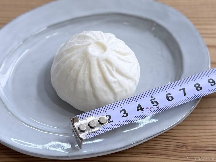 無印良品の肉まんの大きさをメジャーで測っている様子
