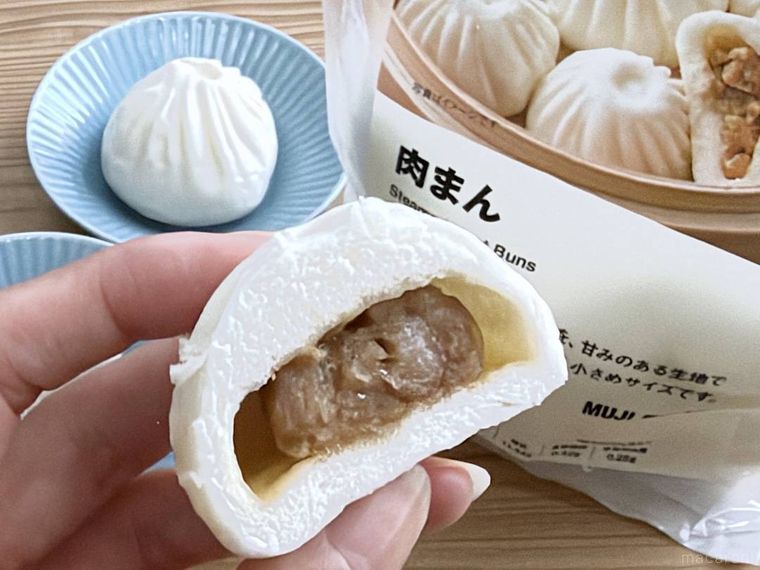 無印良品の肉まんを半分に割り、手で持っている様子