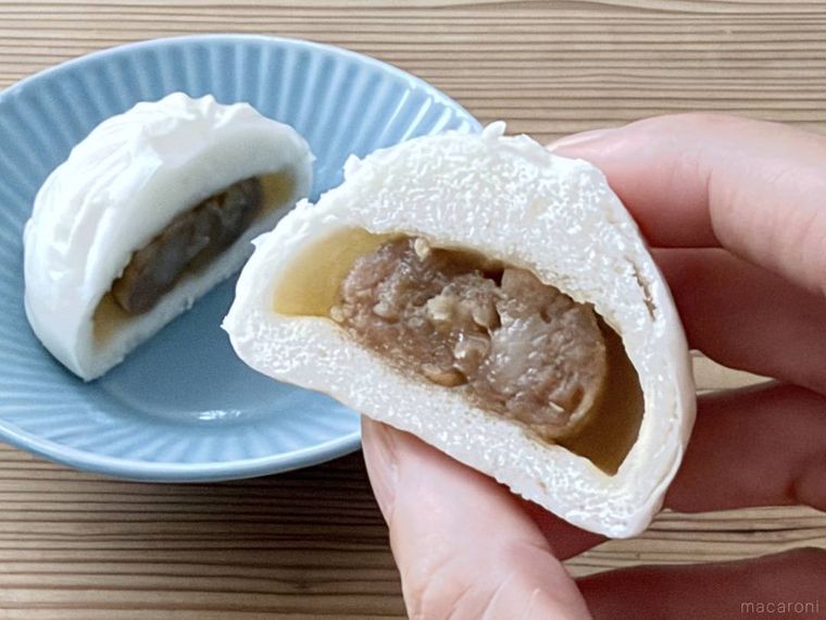 無印良品の肉まんを半分に割り、手で持っている様子