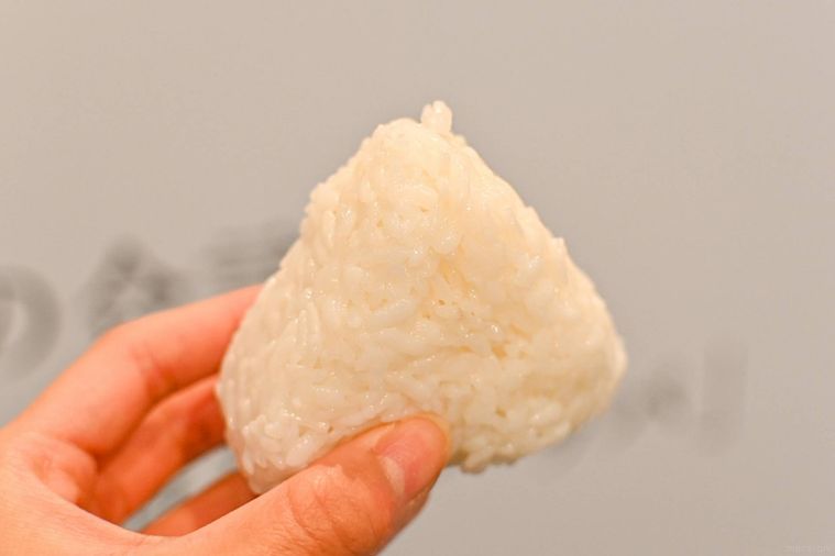 おにぎりを持っているところ