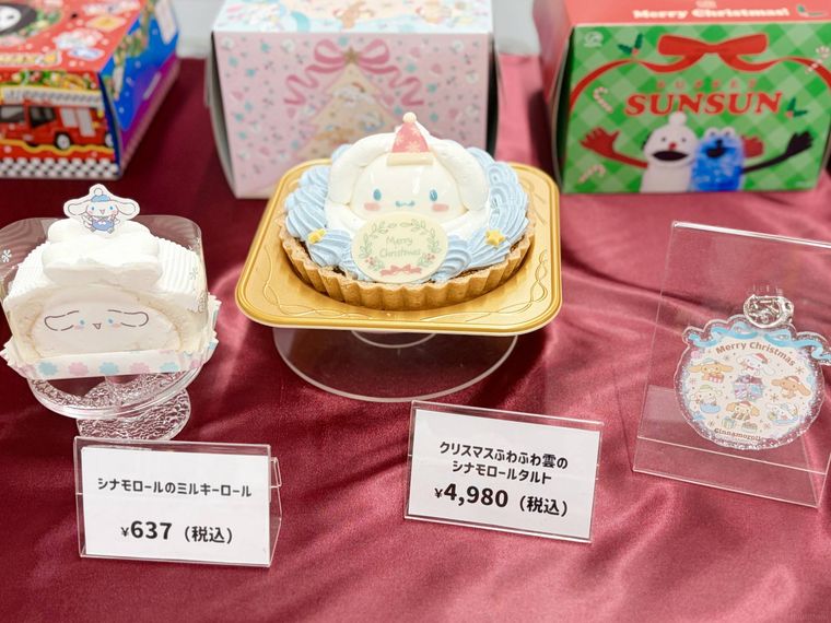 シナモロールの型のクリスマスケーキ2つとオリジナルアクリルチャーム
