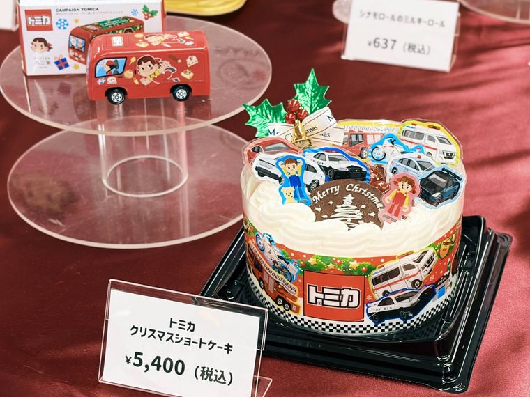 不二家のトミカ発売元株式会社タカラトミーとコラボしたクリスマスケーキ。