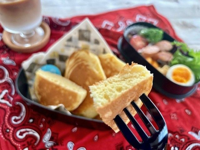 お弁当箱からホットケーキを取り出す様子