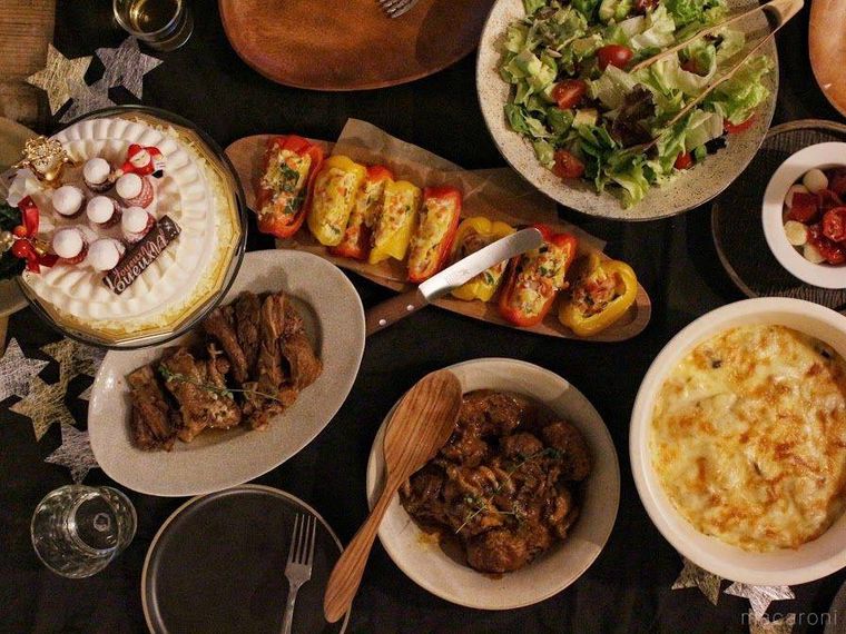 食卓に並んだクリスマス仕様の食事