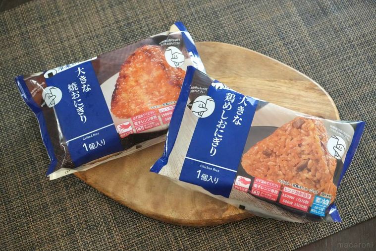 木のカッティングボードにのった青色のパッケージの冷凍焼きおにぎり