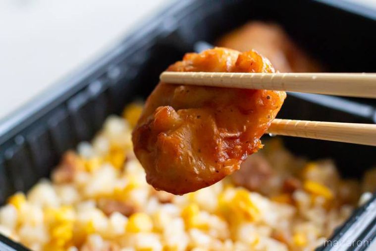 ニチレイ 本格炒め炒飯特からトレイ入りのからあげを箸上げしている