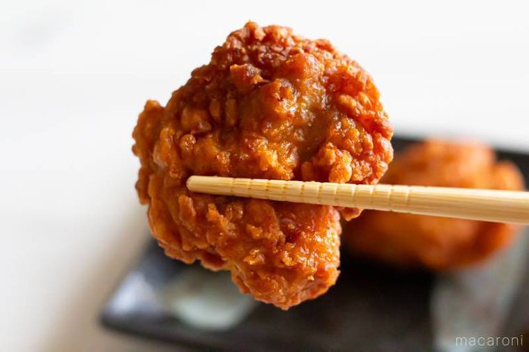 ニチレイニチレイ 鶏からを箸上げしている