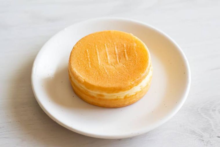 白いお皿にのったニチレイ今川焼ミルキー