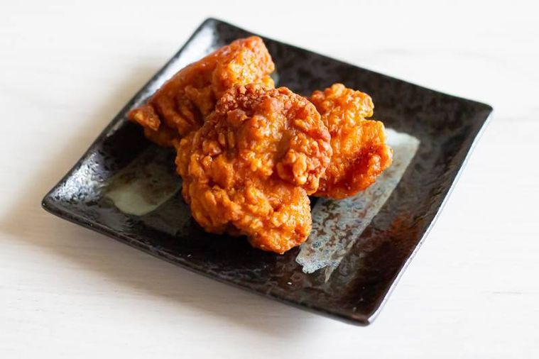 黒い和皿に盛り付けたニチレイニチレイ 鶏から