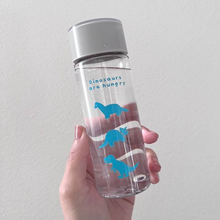 セリアのウォーターボトルを手に持っている