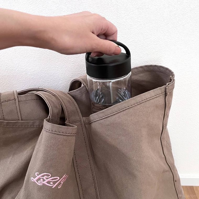 セリアの持ち手付き水筒をトートバッグから取り出している