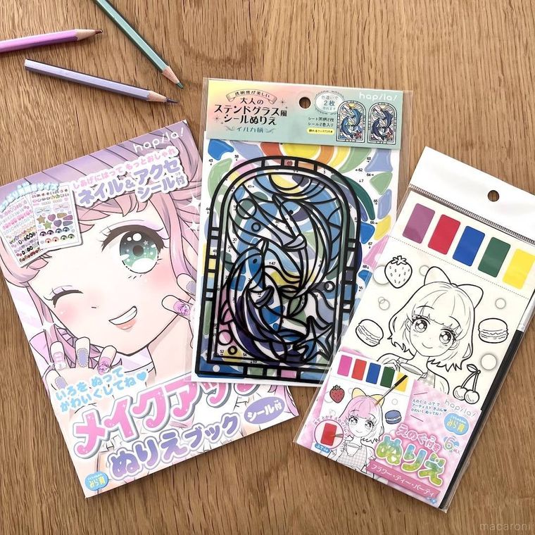 セリアの塗り絵3種が机に並べてある