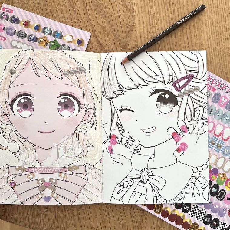 セリアのメイクアップぬりえを塗っているところ