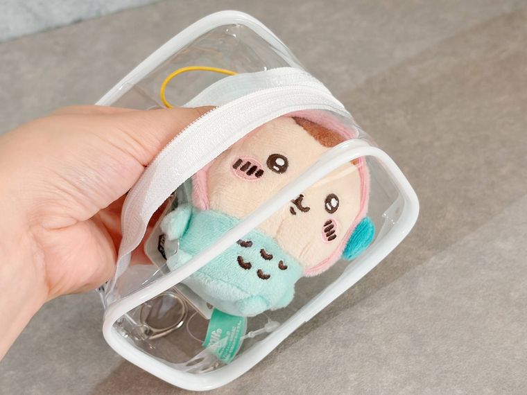 ちいかわのぬいぐるみをセリアのクリアポーチに入れる様子