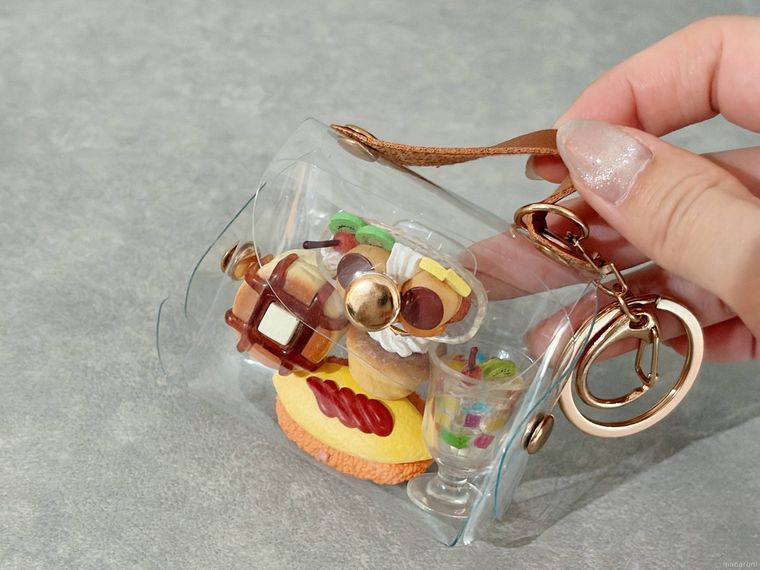 食べ物のフィギュアが入ったセリアのPVCバッグポーチ