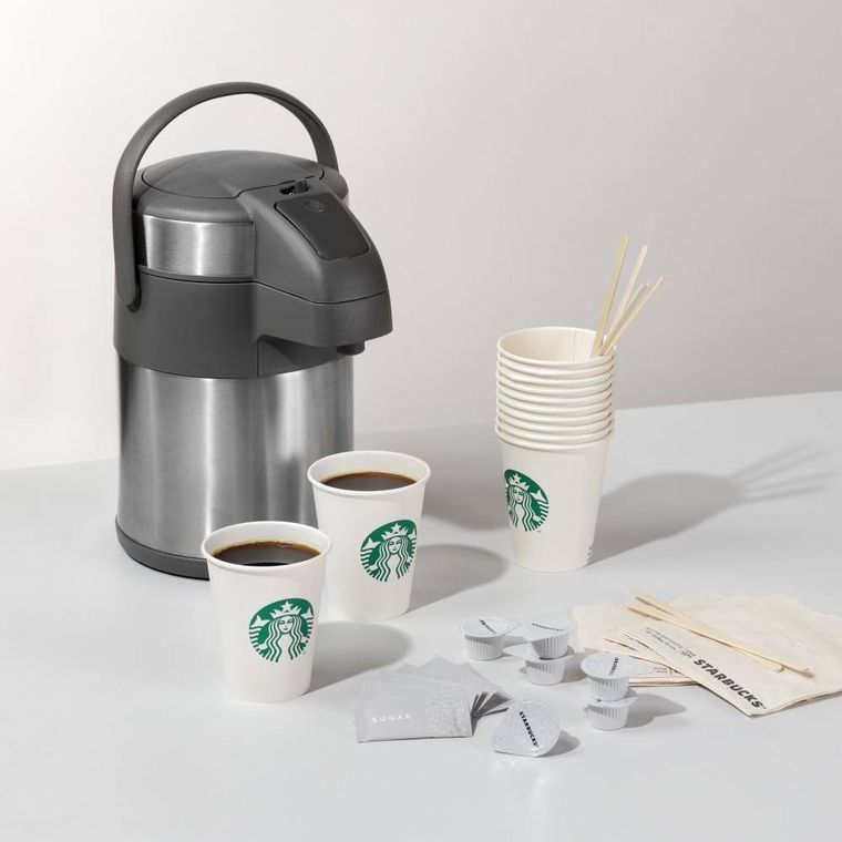 ポットとコーヒーの入ったカップ、マドラーやシュガー