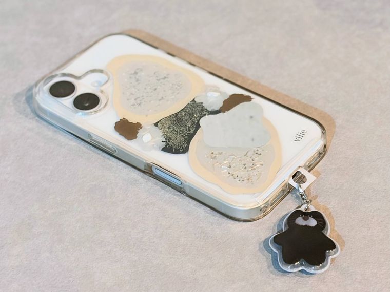 めじるしアクセサリーをつけたスマホ